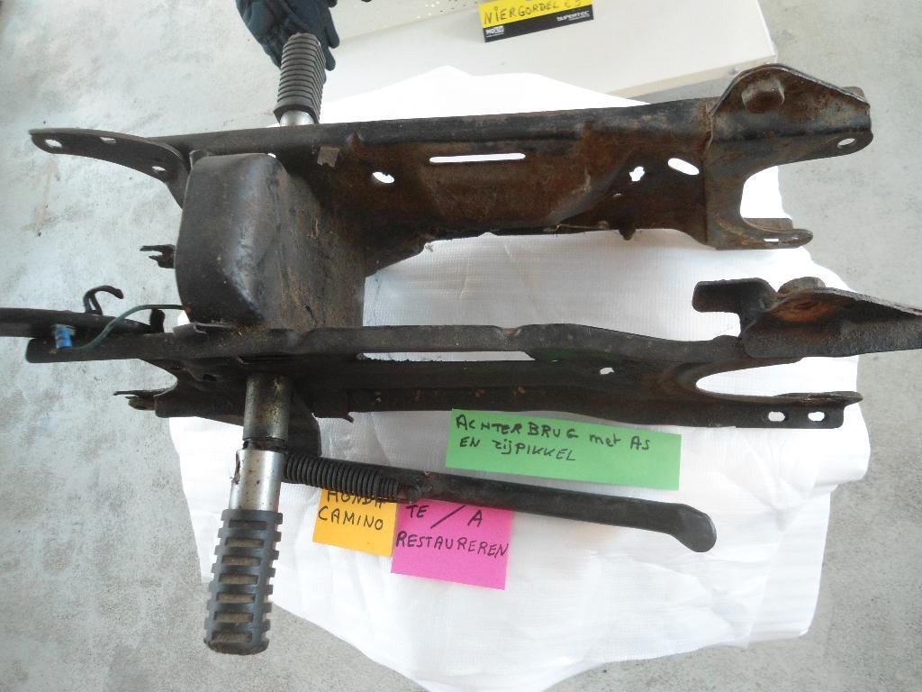 Honda Camino : bras oscillant avec essieu et becqui latérale, Vélos & Vélomoteurs, Pièces de cyclomoteur | Général, Utilisé, Bloc