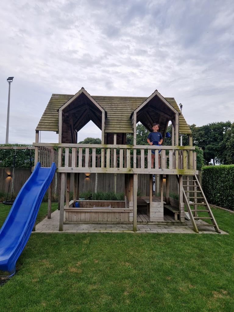 Speelhuisje uit hout met verdieping, zandbak, 3 schommels, Enlèvement, Bac à sable