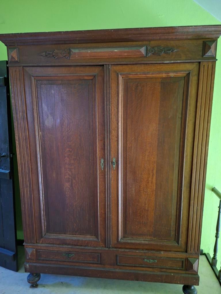Garde robe en chêne .