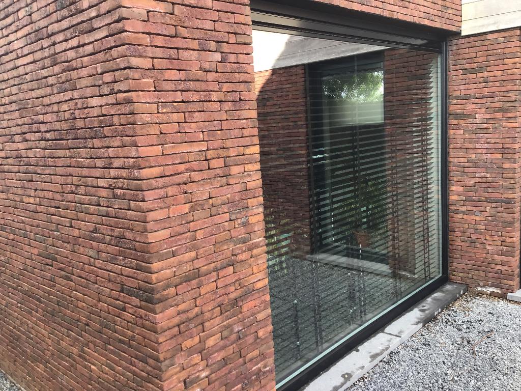 Vast raam met rooster en dubbel glas in zwart pvc, Doe-het-zelf en Bouw, Glas en Ramen, Ophalen, Zo goed als nieuw, Dubbelglas