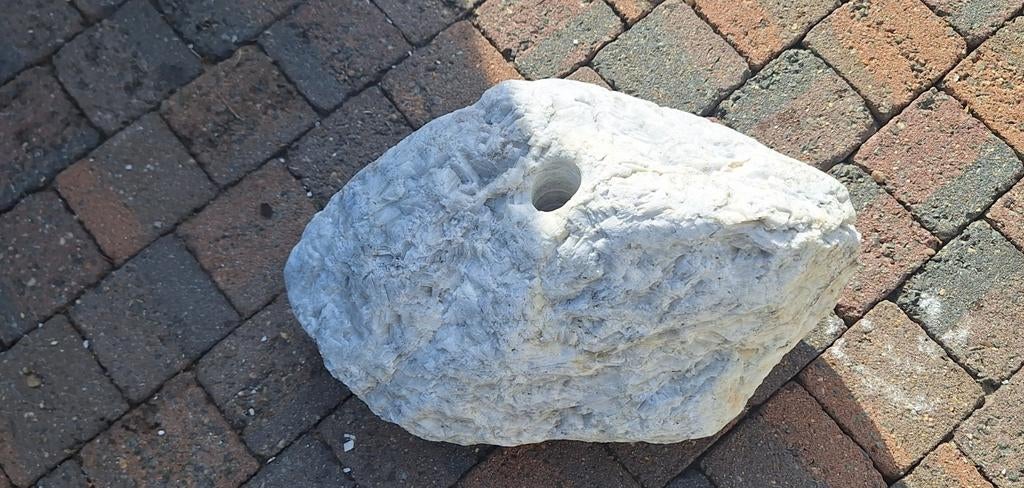 Grote rots in graniet met opening., Enlèvement