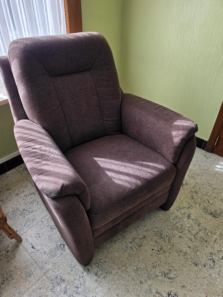 2 stoffen zetels en rieten bijzettafel, Huis en Inrichting, Ophalen, Zo goed als nieuw, Eenpersoons, Stof