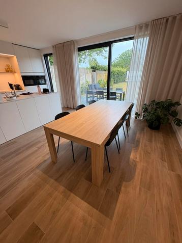 Eettafel met 6 stoelen beschikbaar voor biedingen