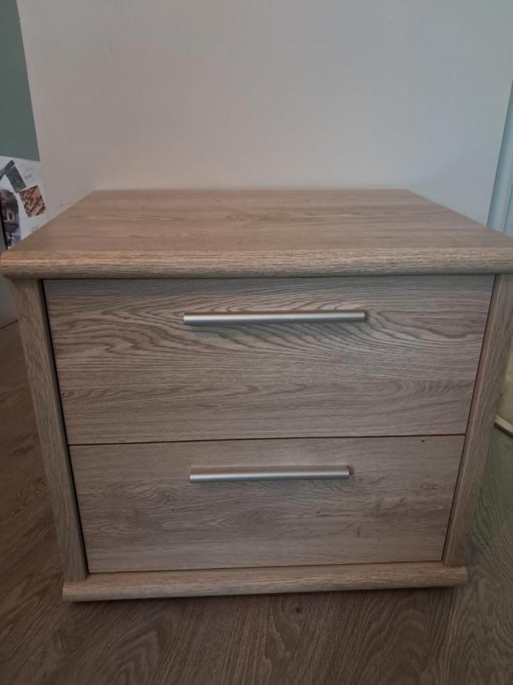 Klein kastje / nachttafeltje, Huis en Inrichting, Slaapkamer | Nachtkastjes, Ophalen