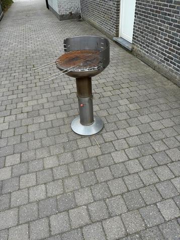 Barbecue houtskool beschikbaar voor biedingen
