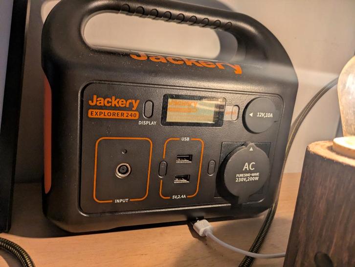 Jackery explorer 240 solar generator, Caravanes & Camping, Accessoires de camping, Comme neuf, Enlèvement ou Envoi