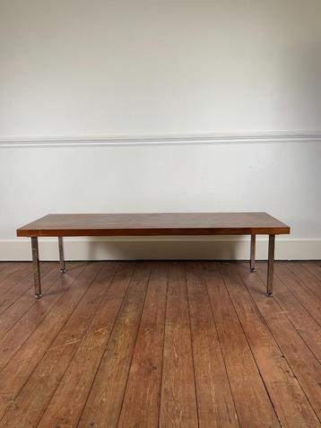 Table basse En teck et pied chromé, 1970, midcentury modern disponible aux enchères