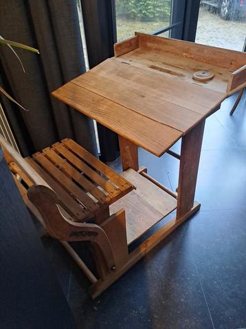 Kinderbureau tekentafel, oud retro bureau, schoolbank beschikbaar voor biedingen