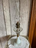 Ancienne lampe à petrole avec opaline, cuivre et verre, Ophalen