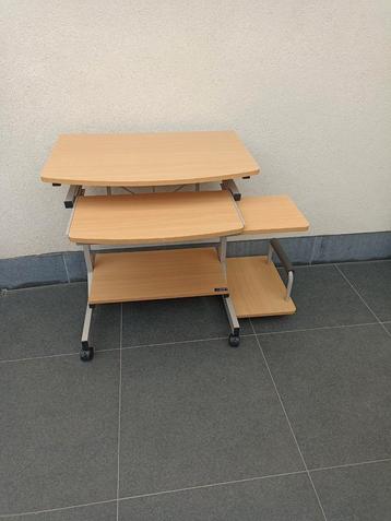Bureau/computer tafel zogoed als nieuw. beschikbaar voor biedingen