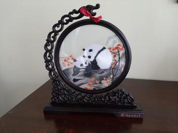 broderie panda in houten kader beschikbaar voor biedingen