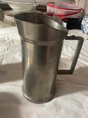 Tasse en étain antique avec tampon, Enlèvement