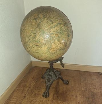 Zeer oude wereldbol in papier mache  beschikbaar voor biedingen