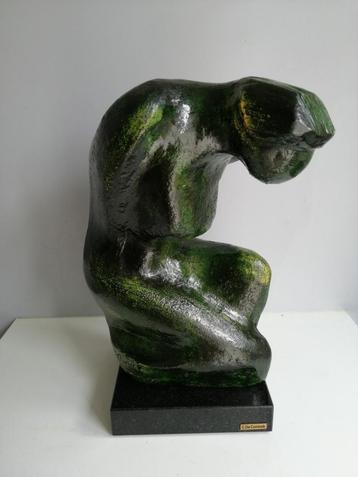 Modern terra cotta beeld gesigneerd C. De Coninck  beschikbaar voor biedingen