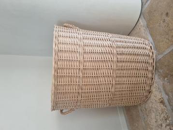 Grote rieten wasmand beschikbaar voor biedingen