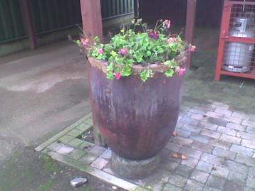 4 Smeltkroes bloempot beschikbaar voor biedingen