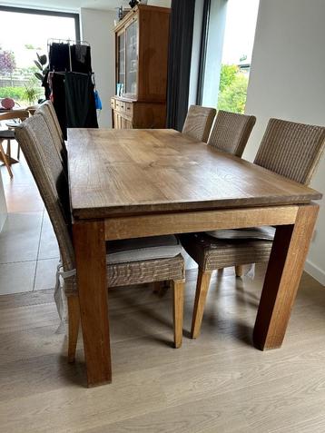 teak tafel en 6 rieten stoelen beschikbaar voor biedingen