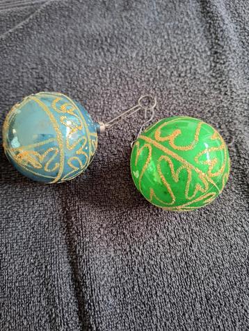 2 kerstballen 1 blauw 1 groen met goud glitter