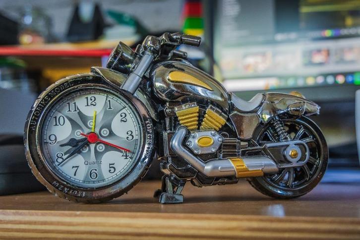 bureauklok in de vorm van een motor, Huis en Inrichting, Woonaccessoires | Klokken, Zo goed als nieuw, Wekker of Tafelklok, Analoog