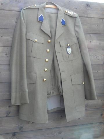 ABL kaki tenue  met insignes  (1977) + baret  17 de linie beschikbaar voor biedingen