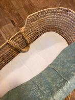 Rieten mand in goede staat met matras en overtrekken, Kinderen en Baby's, Ophalen