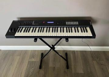 Yamaha MX61 synthesizer 