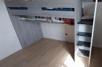 Hoogslaper met ruime bureau en extra bed beschikbaar voor biedingen