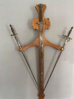 Lots de 3 épée avec support mural, Antiek en Kunst, Antiek | Wandborden en Tegels