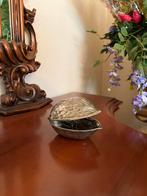 Casse-noix en forme de grande noix en métal argenté, Antiquités & Art