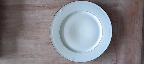 12 assiettes plates., Maison & Meubles, Cuisine | Vaisselle, Utilisé, Enlèvement ou Envoi
