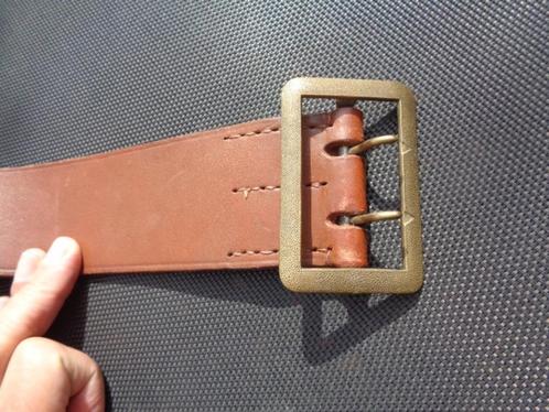 Brede bruine leger riem Croupon , met goudkleurige gesp, Verzamelen, Militaria | Tweede Wereldoorlog, Overige soorten, Kleding of Schoenen