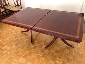 Verstelbare antieke houten tafel.