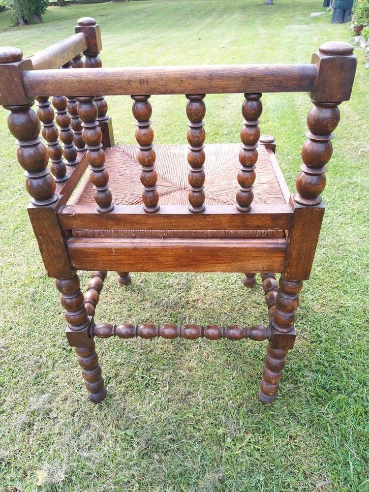 Antieke houten hoekstoel. Bobbin houtstructuur., Antiquités & Art, Antiquités | Meubles | Chaises & Canapés, Enlèvement