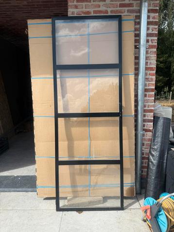 Stalen deur met kader. Glas 4 vakken beschikbaar voor biedingen