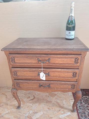 Vintage houten ladekastje met 3 lades - sierlijke afwerking
 beschikbaar voor biedingen