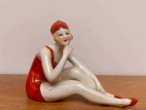 ANTIEK ART DECO BADEND PORSELEINEN BEELDJE AAN ZEE, Antiek en Kunst, Antiek | Porselein, Ophalen of Verzenden