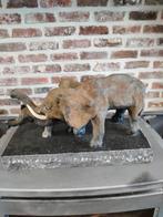 Olifantenbeeld met jong in terracotta op marmer, Ophalen