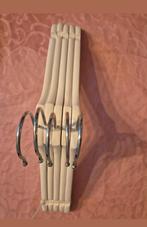 Witte houten kledinghangers type IKEA, Ophalen