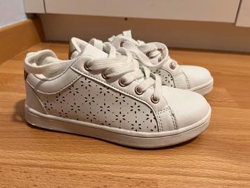 Witte sneakers maat 30 beschikbaar voor biedingen
