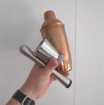  Koperkleurige cocktail shaker, maatbeker en muddler beschikbaar voor biedingen