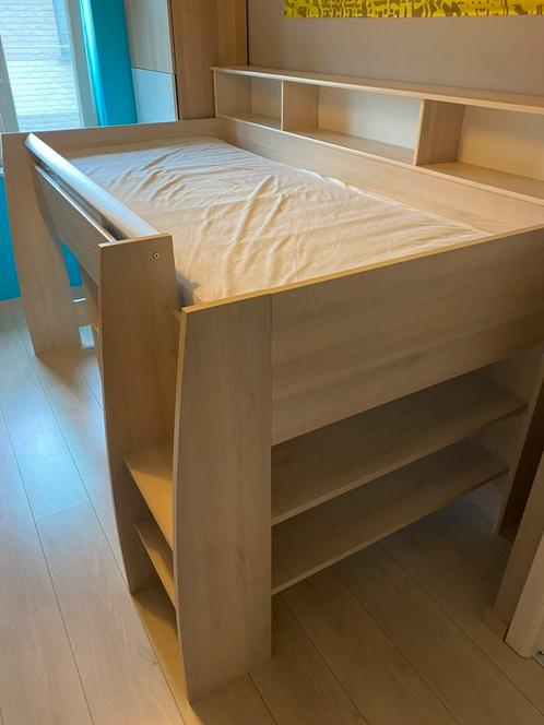 Half-hoogslaper met opbergruimtes, bureau en matras, Kinderen en Baby's, Kinderkamer | Stapelbedden en Hoogslapers, Zo goed als nieuw