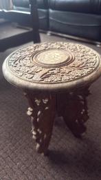 Handgesneden bijzettafel, Ophalen