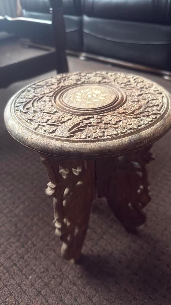 Handgesneden bijzettafel, Antiquités & Art, Antiquités | Meubles | Tables, Enlèvement