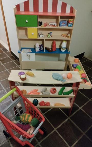  Houten speelgoed winkeltje en winkekar  beschikbaar voor biedingen