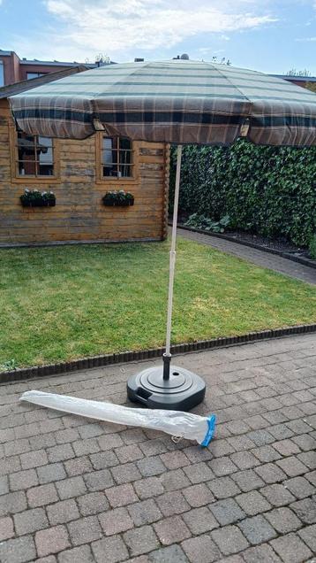 Parasol en parasolvoet beschikbaar voor biedingen