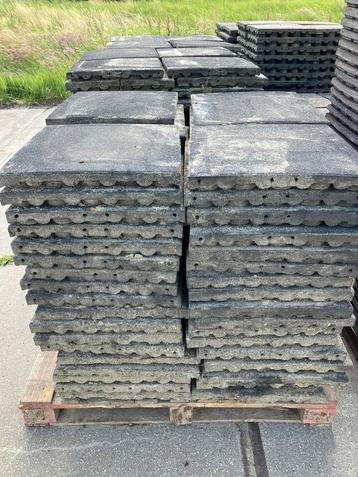 280 zwarte vochtdoorlatende rubberen tegels 50x50x4,5cm beschikbaar voor biedingen