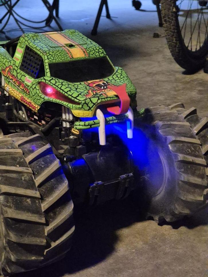 New Bright 1:10 Snake Bite RC Monster Truck, Kinderen en Baby's, Speelgoed |Speelgoedvoertuigen, Gebruikt, Afstandsbediening, Ophalen of Verzenden