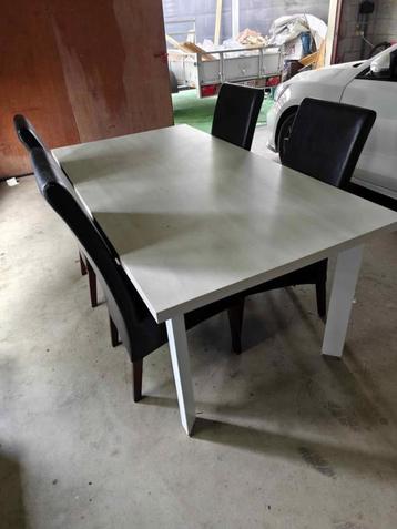 Tafel met 4 stoelen beschikbaar voor biedingen