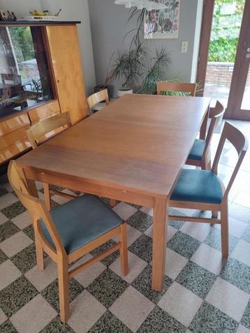 table et chaises plaqué chêne beschikbaar voor biedingen