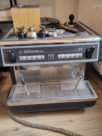 Simonelli Appia II compact + moulin à café Mahlkonig, Enlèvement, Utilisé, Café et Espresso